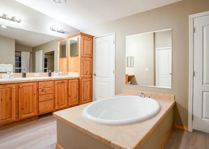 Haven In The Canyons - Near Powell & Antelope Canyon - Boat Parking, 360 Views, & Hot Tub Page