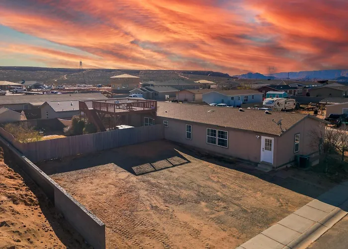 Haven In The Canyons - Near Powell & Antelope Canyon - Boat Parking, 360 Views, & Hot Tub Page